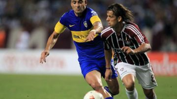 Diguinho (der.) de Fluminense disputa el balón con Santiago Silva (izq.) de Boca Juniors, durante el choque disputado por ambos equipos la semana anterior.