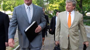 Roger Clemens (izquierda) camina junto a su abogado Rusty Hardin por los alrededores del tribunal en Washington.