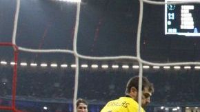 Mario Gómez (centro) ya conectó el balón que va al fondo de las redes merengues. Fue el 2-1.