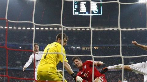 Mario Gómez (centro) ya conectó el balón que va al fondo de las redes merengues. Fue el 2-1.