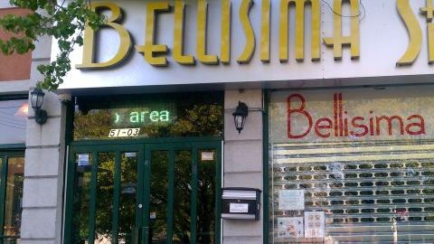 Se alega que en este lugar se buscaban clientas a las que se les ofrecía cirugía plástica.