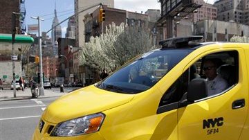 El Nissan NV200 es de un amarillo más intenso del que actualmente tienen los taxis en la ciudad.