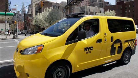 El Nissan NV200 es de un amarillo más intenso del que actualmente tienen los taxis en la ciudad.