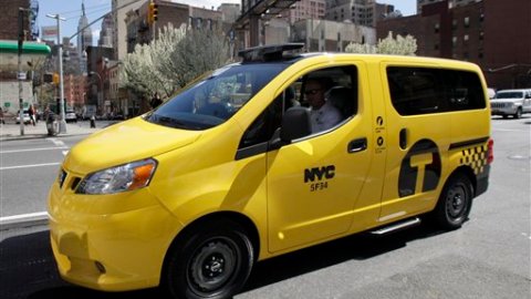 El Nissan NV200 es de un amarillo más intenso del que actualmente tienen los taxis en la ciudad.