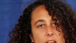 Andrea Ritchie, de la asociación Streetwise and Safe, muestra el memorando que -junto con un condón-   fue enviado a los legisladores   estatales, durante una conferencia de prensa ayer en Albany.