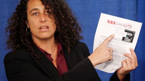 Andrea Ritchie, de la asociación Streetwise and Safe, muestra el memorando que -junto con un condón- fue enviado a los legisladores estatales, durante una conferencia de prensa ayer en Albany.