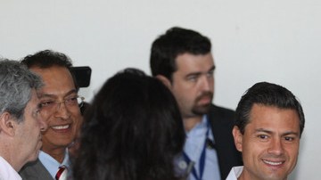 El candidato presidencial de la coalición "Compromiso por México", Enrique Peña Nieto (c).