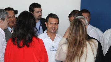El candidato presidencial de la coalición "Compromiso por México", Enrique Peña Nieto (c).