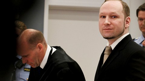 Anders Behring Breivik dijo que hablaba como comandante de un movimiento de resistencia anticomunista y un grupo miliciano antimusulmán, justificando sus crímenes.