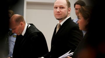 Anders Behring Breivik dijo que hablaba como comandante de un movimiento de resistencia anticomunista y un grupo miliciano antimusulmán, justificando sus crímenes.