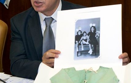 Benjamín Netanyahu mostrando fotografías de sobrevivientes de la Segunda Guerra Mundial.