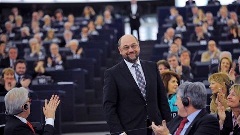 Académicos coinciden en el grave déficit democrático de la UE, pues sólo el Parlamento es elegido por voto directo.