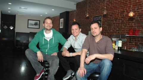 Los hermanos Alex (centro) y Daniel (der.) Carabaño, junto a Steve Simicich (izq.) han logrado conquistar  a un variado público  con la comida vegana de su restaurante The V Spot, en  Brooklyn.