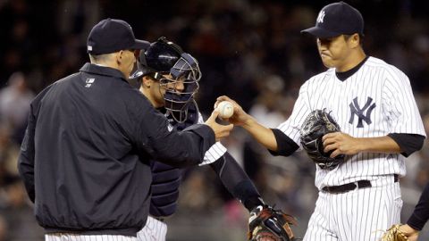 Hiroki Kuroda (der.) es retirado del montículo por Joe Girardi,  mánager  de  Yanquis, después de recibir el segundo jonrón de Justin Morneau.