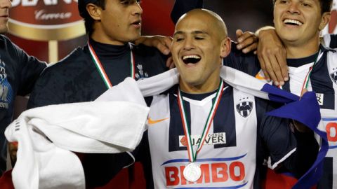 Humberto Suazo no jugará el partido final en Torreón, pero con sus dos goles de ayer dejó casi todo listo para que Rayados se coronen.