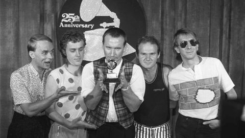 La banda Men at Work. De izquierda a derecha: Greg Ham, Ron Strykert, Colin Hay, Jerry Speiser y John Rees.