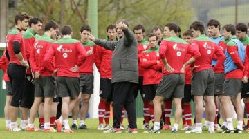 El técnico argentino del Athletic Club de Bilbao, Marcelo Bielsa (centro), da instrucciones a sus jugadores antes del juego de hoy ante el Sporting.