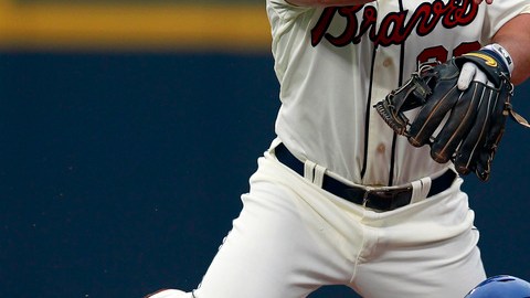 Dan Uggla, de Atlanta, saca en segunda a Lucas Duda (21), de los Mets.