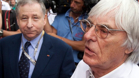 El jefe de la F1, Bernie Ecclestone (al centro), declaró que el reino del Golfo Pérsico es seguro y que  los 12 equipos están contentos por viajar a la isla.