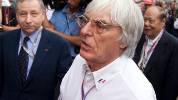 El jefe de la F1, Bernie Ecclestone (al centro), declaró que el reino del Golfo Pérsico es seguro y que  los 12 equipos están contentos por viajar a la isla.