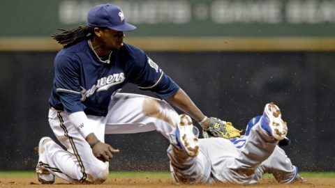 Rickie Weeks pone out a Tony Gwynn, de los Dodgers, cuando éste trataba de robarse la segunda base en acción de la séptima entrada.