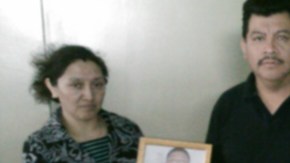 María Velázquez y Juan García están desconsolados por la muerte de su hijo Henry, quien fue atropellado por un desconocido que se dio a la fuga.