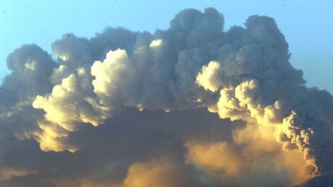 El volcán Popocatépetl presenta  una fumarola de vapor de agua, cenizas y fragmentos encendidos según  el CNP.