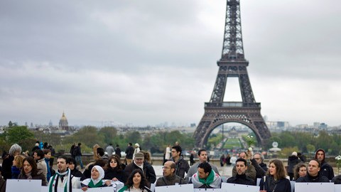 Activistas sostienen carteles que dicen "Siria para ya", como parte de la campana  contra la violencia.