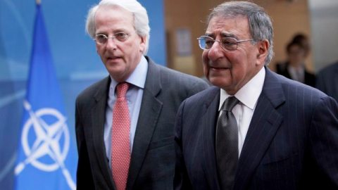 El secretario de Defensa, Leon Panetta (d) condenó las imágenes.