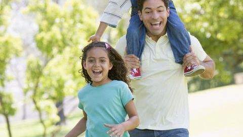 Sólo  51% de los niños sale a caminar  una vez al día con la madre o con el padre.