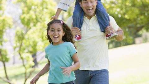 Sólo  51% de los niños sale a caminar  una vez al día con la madre o con el padre.