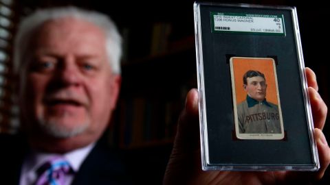 Personas que nunca antes habían tenido una tarjeta de béisbol se interesaron por la subasta, cuyo ganador no ha decidido si se dará a conocer su nombre públicamente, señaló Bill Goodwin, comerciante de artículos de colección.