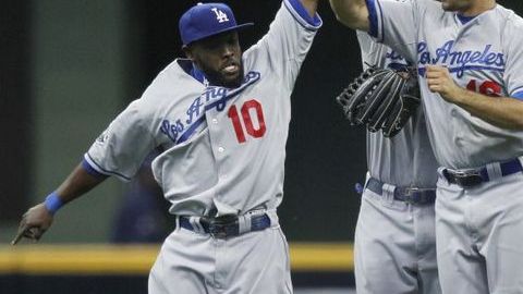 En la clásica celebración: Tony Gwynn Jr. (10), Matt Kemp y Andre Ethier.