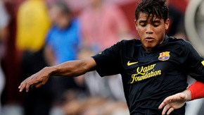 Jonathan dos Santos (izq.) aquí ante Wayne Rooney del Manchester United.
