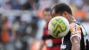 Ronaldinho  vale menos tras su fracaso en la Copa Libertadores con el Flamengo de Brasil y por sus  indisciplinas fuera de la cancha.
