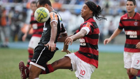 Ronaldinho vale menos tras su fracaso en la Copa Libertadores con el Flamengo de Brasil y por sus indisciplinas fuera de la cancha.