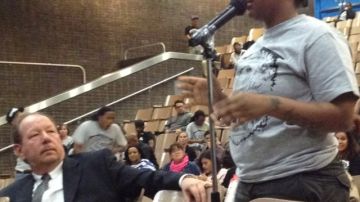 Una madre levanta su voz de protesta por el traslado de los estudiantes de la Bushwick Community High School (BCHS) a otra zona de Brooklyn.
