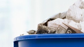 Eduque, informe e involucre a todos los miembros de su familia en el proceso de reciclaje de papeles, metal, botellas vacías y demás materiales.