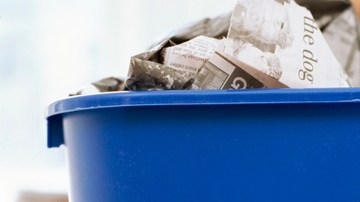 Eduque, informe e involucre a todos los miembros de su familia en el proceso de reciclaje de papeles, metal, botellas vacías y demás materiales.