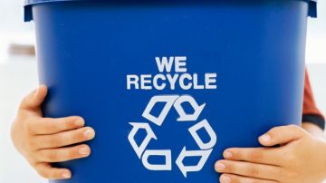 Eduque, informe e involucre a todos los miembros de su familia en el proceso de reciclaje de papeles, metal, botellas vacías y demás materiales.