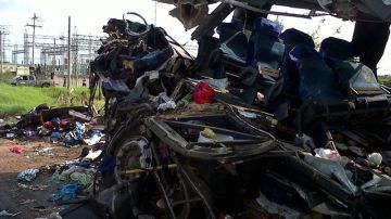 Fotografía cedida por Al Calor Político que muestra el autobús que se chocó con un tráiler  en la carretera Álamo Potrero al norte de Veracruz (México).