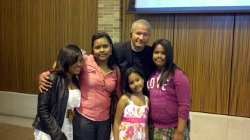 Siete niños hispanos se convirtieron ayer en ciudadanos americanos. En la foto, Rosemarie Reyes (final a la der.), una de la niñas naturalizas, junto a su familia.