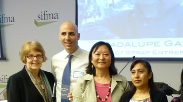 Guadalupe junto a sus hijos mientras recibía el premio de la Alcaldía de Nueva York. Al final a la der., Fatima Shama, comisionada de inmigración.