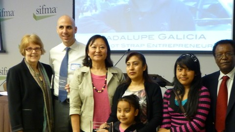 Guadalupe junto a sus hijos mientras recibía el premio de la Alcaldía de Nueva York. Al final a la der., Fatima Shama, comisionada de inmigración.