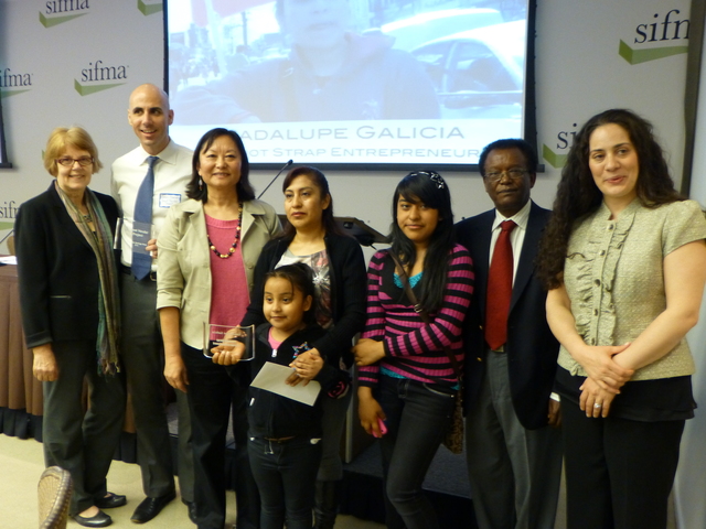 Guadalupe junto a sus hijos mientras recibía el premio de la Alcaldía de Nueva York. Al final a la der., Fatima Shama, comisionada de inmigración.