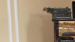 Detalle de la instalación del   artista ecuatoriano Nicky Enright,  recuperó un piano  y lo mezcló con  máquinas.