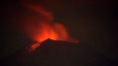 El Popocatépetl arrojó piedras incandescentes  al dejar escapar la presión acumulada por una enorme capa de magma.