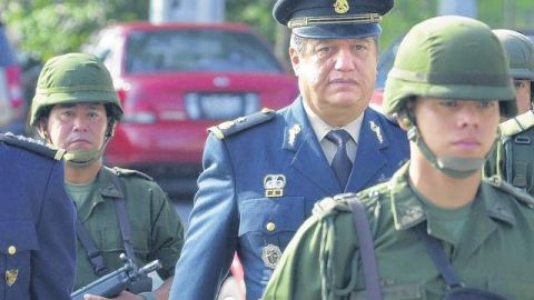 El general era escoltado por militares en unos de sus juicios cuando salió exonerado por presuntos nexos con el narcotráfico.