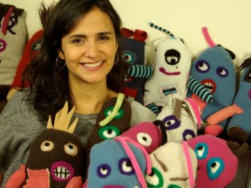 Indira Villalobos crea monstruos de cachemira y lana recicladas que los adultos adoran tanto como los niños.