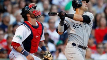 Nick Swisher, el jardinero de los Yankees, conectó 'grand slam' en el séptimo inning del juego de ayer, ant ela mirada del receptor  Jarrod Saltalamacchia.